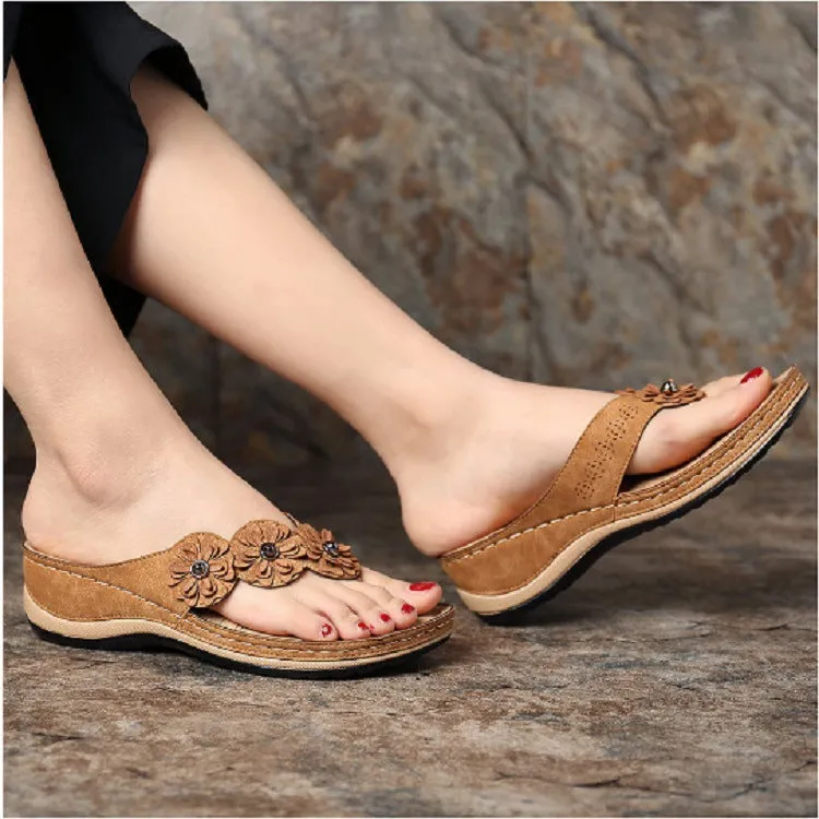 Retro Slope With Casual Flip-Flops - Women's shoes